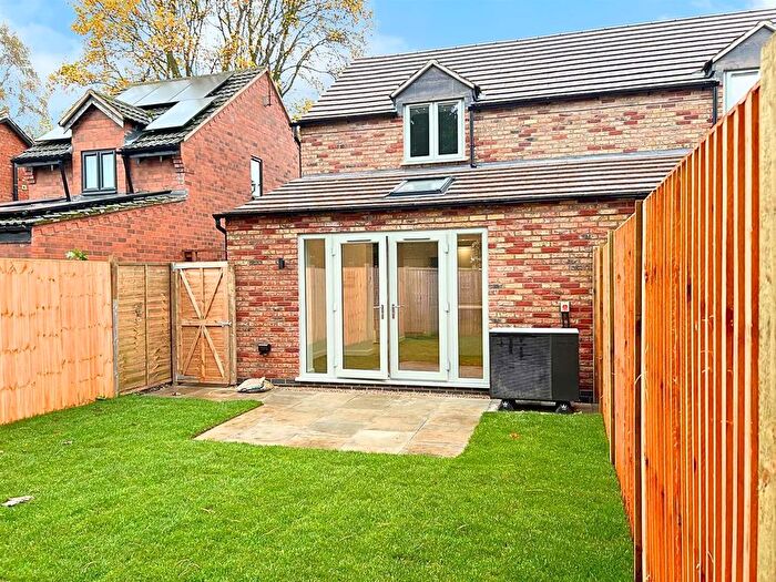 2 Bedroom Semi-Detached House For Sale In Old Lincoln Road, Caythorpe, Grantham, NG32