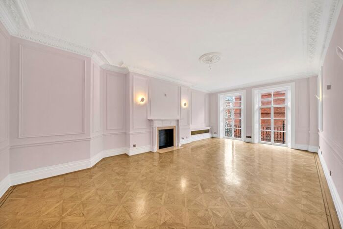 4 Bedroom Flat To Rent In Kensington Gore, London, SW7