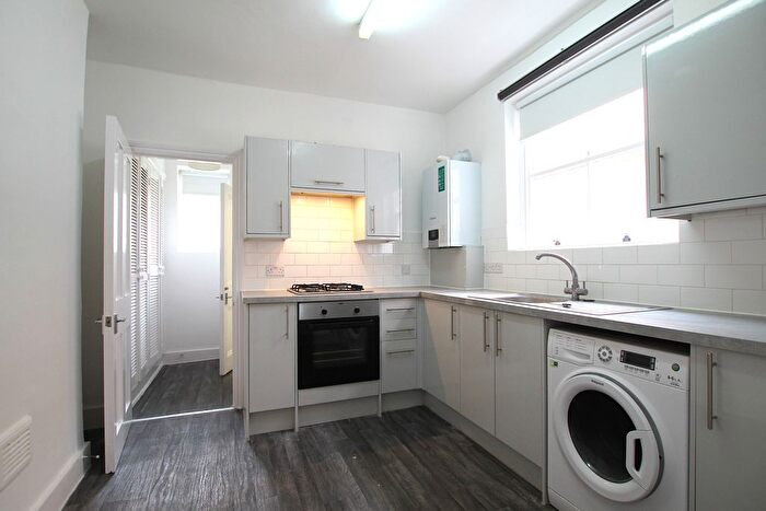1 Bedroom Flat To Rent In Curwen Road, Shepherds Bush, (), W12