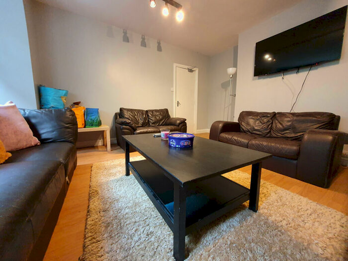 10 Bedroom House To Rent In Delph Lane, Leeds, LS6