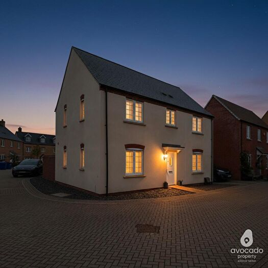 4 Bedroom Detached House For Sale In Redcar Road, Kingsmere, Bicester, OX26