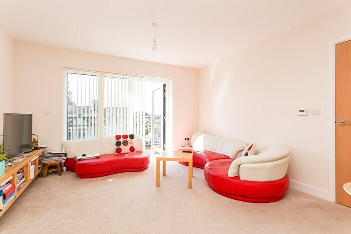 2 Bedroom Flat To Rent In Clarence Ave, IG2