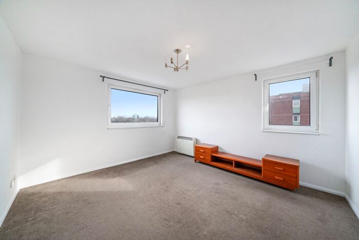 2 Bedroom Flat To Rent In Porchester Mead, Bromley, BR3