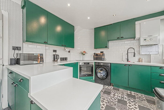 3 Bedroom Terraced House For Sale In Bennet Court, Leeds, LS15