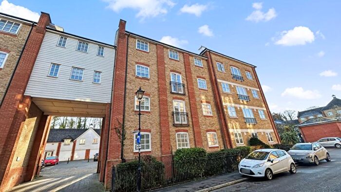 3 Bedroom Flat For Sale In Albany Gardens, Colchester, CO2