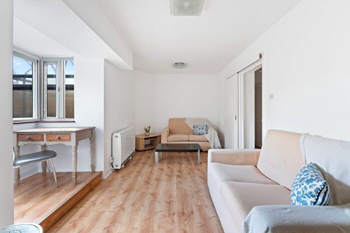 1 Bedroom Flat For Sale In Eagle Heights, London, SW11