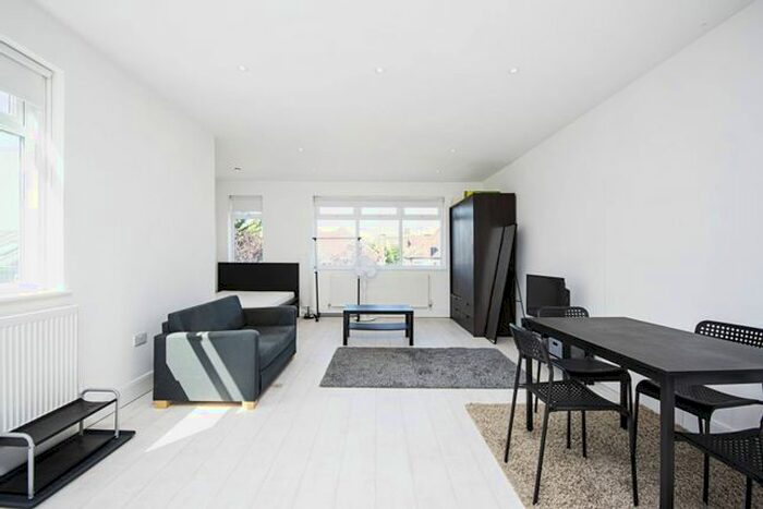 1 Bedroom Flat To Rent In Finchley Road, Golders Green, London, NW11