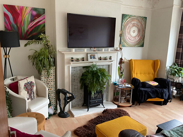 2 Bedroom Flat To Rent In Exmouth, EX8