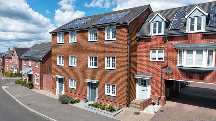 4 Bedroom Terraced House For Sale In Jubilee Drive, Fleet, GU52