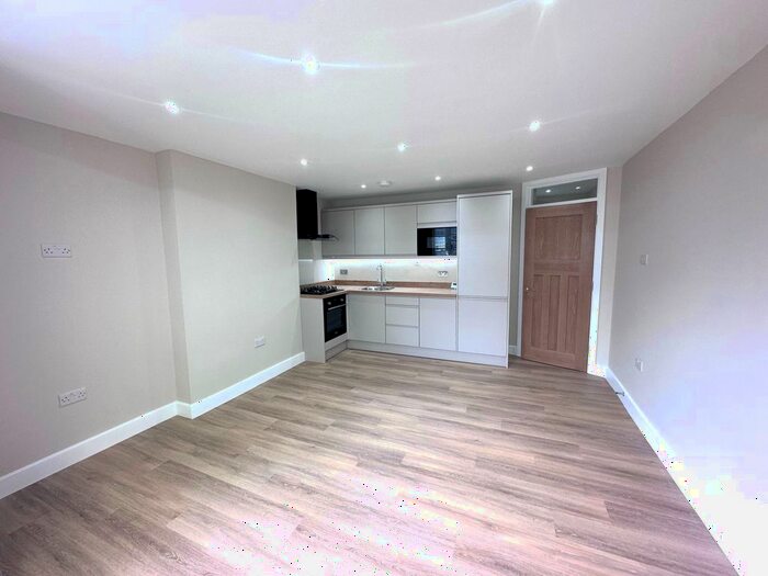 3 Bedroom Flat To Rent In Colney Hatch Lane, London, N10