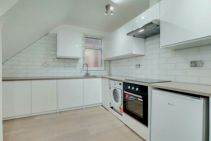 Studio To Rent In Golders Green Road, London, NW11