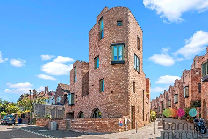 2 Bedroom Flat For Sale In Edgewood Mews, London, N3