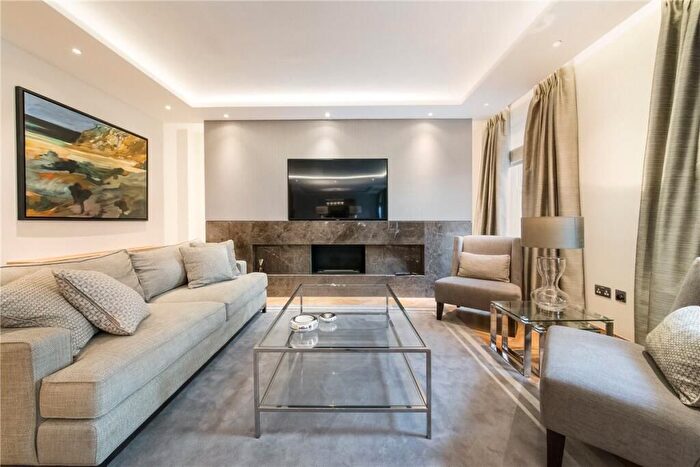3 Bedroom Flat To Rent In Grosvenor Street, Mayfair, London, W1K
