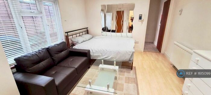 Studio To Rent In New Southgate, London, N11