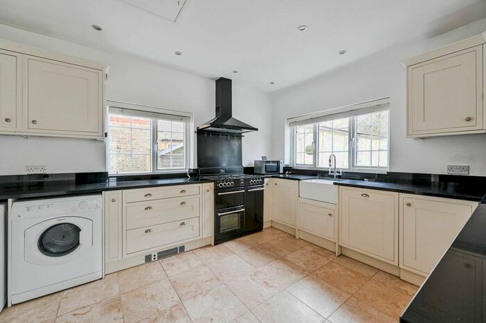 3 Bedroom Flat To Rent In West Park, Eltham North, London, SE9