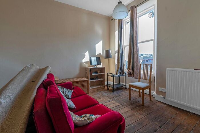 3 Bedroom Flat To Rent In Moncrieff Terrace, Edinburgh, EH9