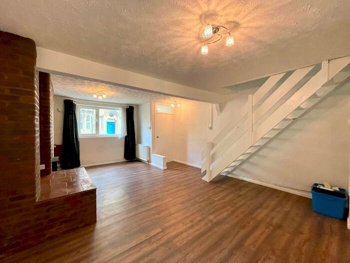 3 Bedroom Terraced House To Rent In King William Street, Old Town, Swindon, SN1