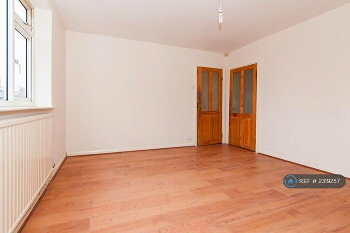 4 Bedroom Semi-Detached House To Rent In Wentworth Avenue, Salford, M6