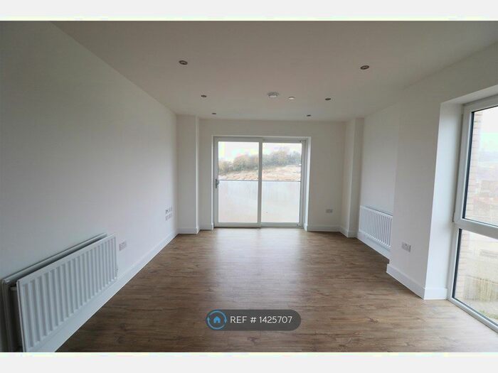 2 Bedroom Flat To Rent In Brooklands Court, Luton, LU2