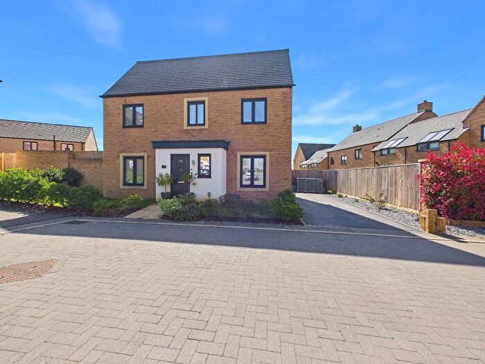 3 Bedroom Detached House For Sale In Achurch Close, St. Neots, Cambridgeshire, PE19
