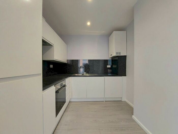 3 Bedroom Apartment To Rent In High Street, Sutton, Surrey, SM1