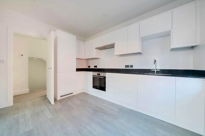 2 Bedroom Flat To Rent In Glen Road, Grayshott, Hindhead, GU26