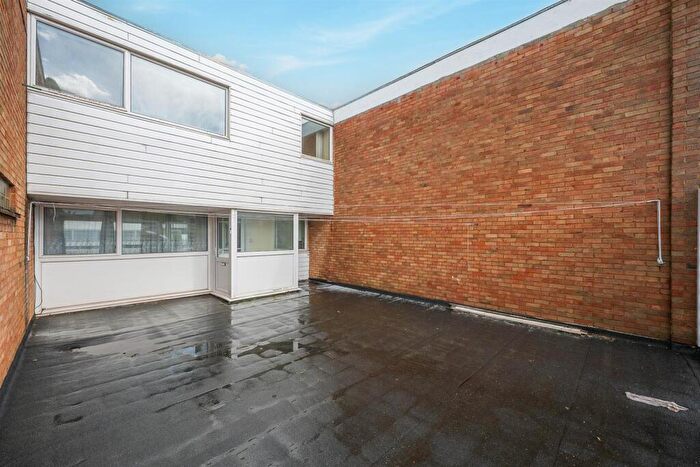 3 Bedroom Maisonette For Sale In Letchworth Drive, Bromley, BR2