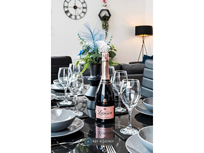 2 Bedroom Flat To Rent In Clarence Yard, Brighton, BN1