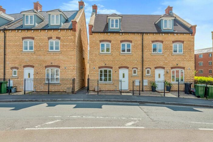 3 Bedroom Terraced House To Rent In Ebley Wharf, GL5
