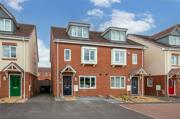 3 Bedroom Semi-Detached House To Rent In Verde Close, Luton, Bedfordshire, LU2