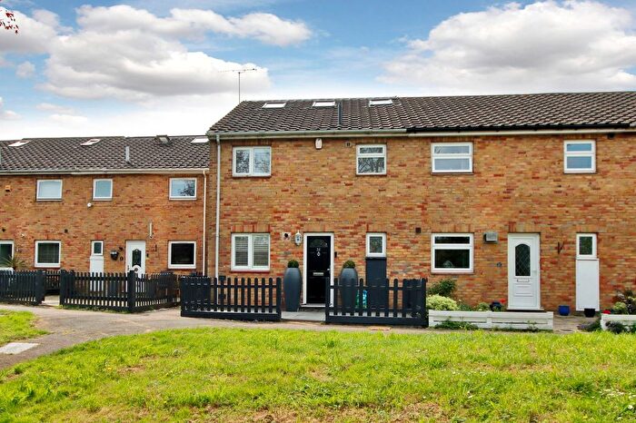 4 Bedroom Semi-Detached House For Sale In Page Close, Bean, Dartford, DA2