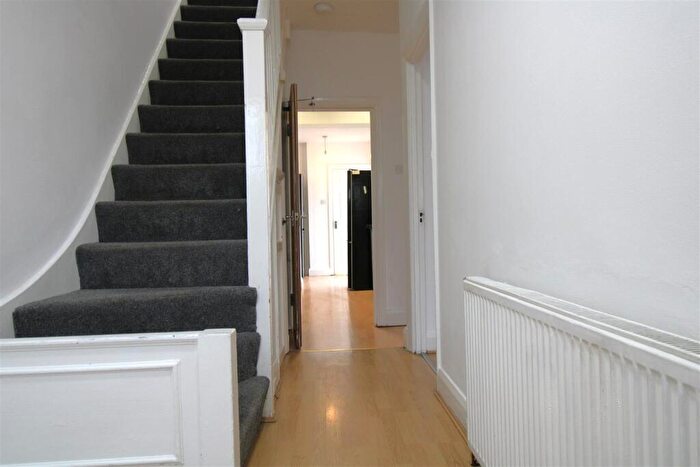 Studio To Rent In Osidge Lane, London, N14