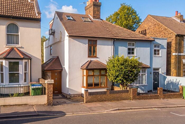 3 Bedroom End Terrace House For Sale In Station Road, Crayford, Dartford, Kent, DA1