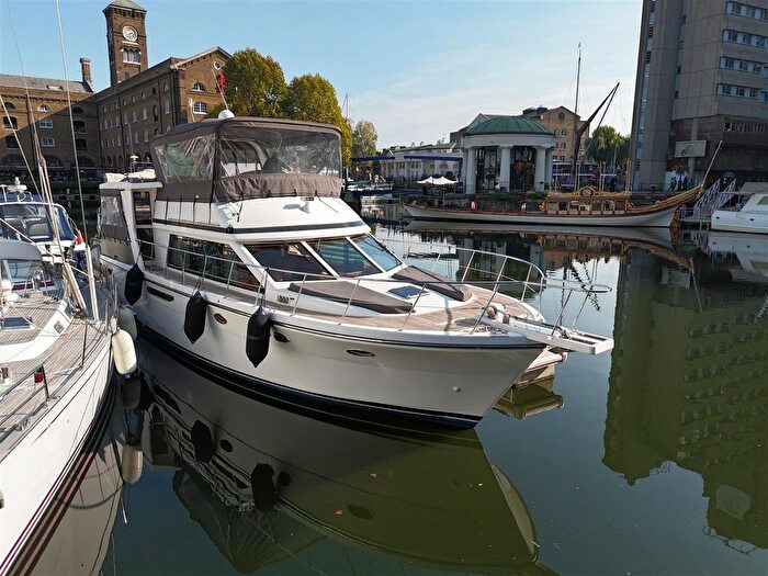 2 Bedroom Houseboat For Sale In Calico, St Katherines Dock, Wapping, E1W