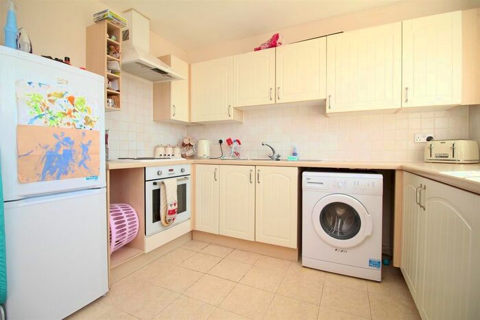 2 Bedroom Flat To Rent In Richmond Meech Drive, Kennington, Ashford, TN24