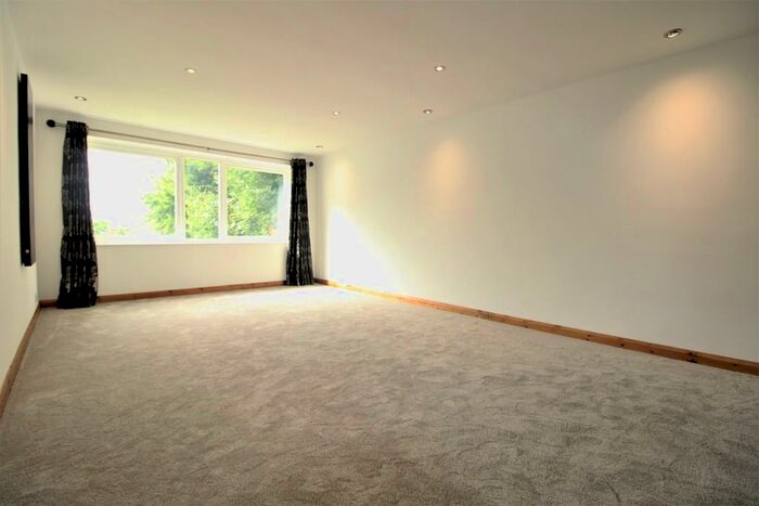 2 Bedroom Apartment To Rent In Stapleton Close, Potters Bar, EN6