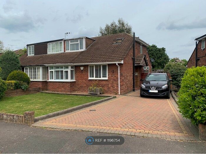 3 Bedroom Bungalow To Rent In Grove Close, Old Windsor, Windsor, SL4
