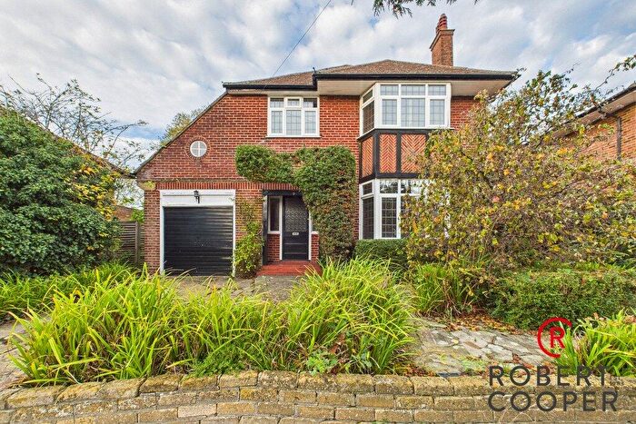4 Bedroom Detached House For Sale In Cedar Drive, Hatch End, Middlesex, HA5