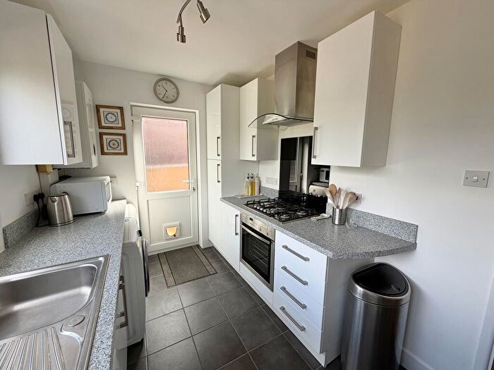 4 Bedroom Detached House For Sale In Upton Way, Broadstone, BH18 - Photo 3