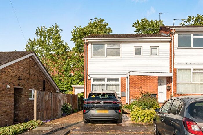 1 Bedroom Maisonette For Sale In Valley Fields Crescent, Enfield, EN2