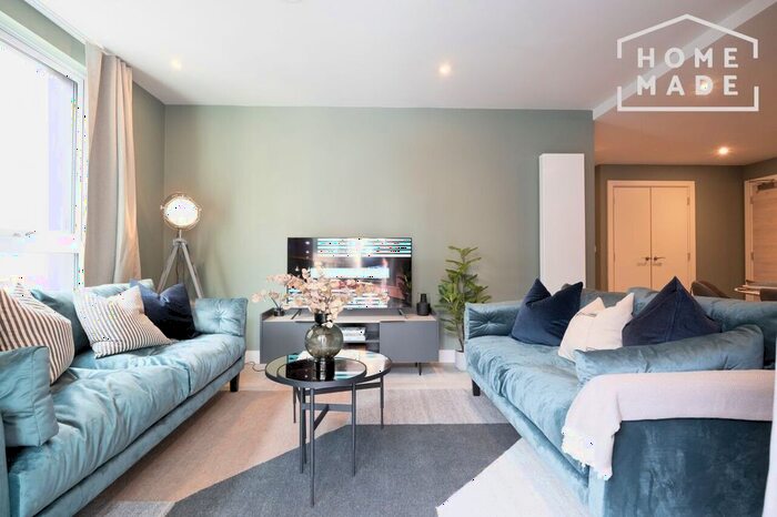 3 Bedroom Flat To Rent In New York Square, Leeds, LS2