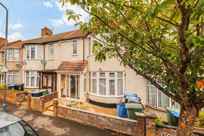 Flat To Rent In Maybank Avenue, Wembley, HA0