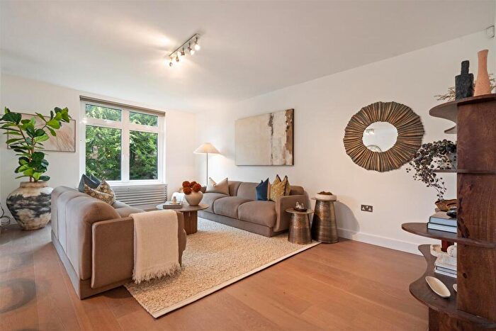 3 Bedroom Apartment For Sale In Lyndhurst Terrace, Hampstead, London, NW3