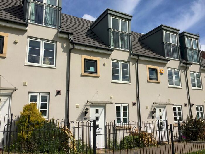 3 Bedroom Town House To Rent In Sinclair Drive -, RG21