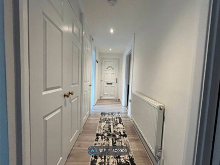 2 Bedroom Flat To Rent In The Farmlands, Northolt, UB5