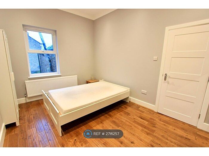 2 Bedroom Flat To Rent In Friern Barnet Road, London, N11