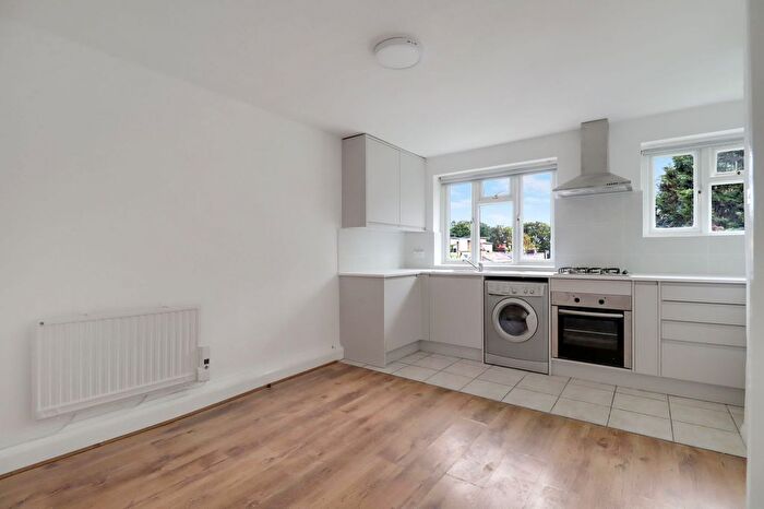 1 Bedroom Flat For Sale In Chelsea Close, Hampton Hill, TW12