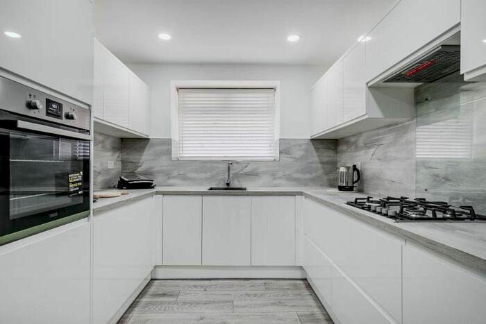 2 Bedroom Flat To Rent In Chessington Court, Charter Way, Finchley, N3