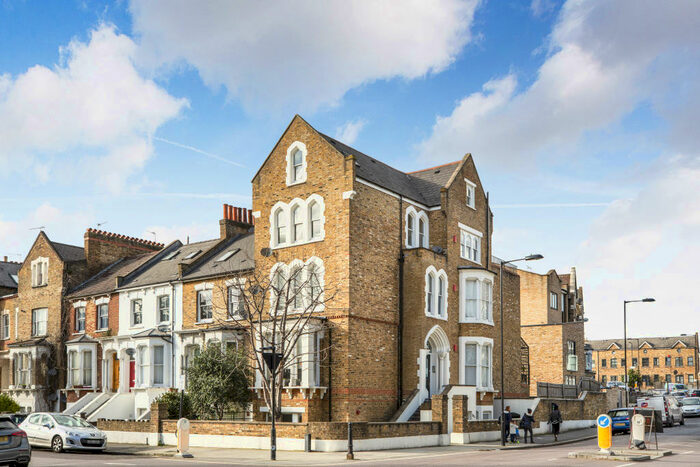 2 Bedroom Flat To Rent In Sandringham Road, Dalston, E8