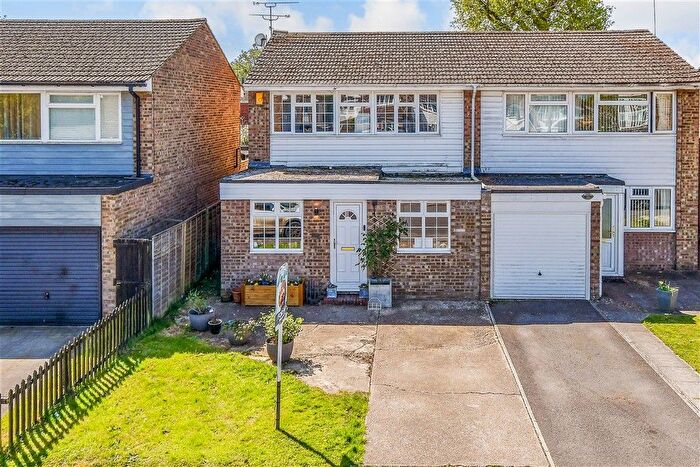 4 Bedroom Semi-detached House For Sale In Knaves Acre, Headcorn, Kent, TN27